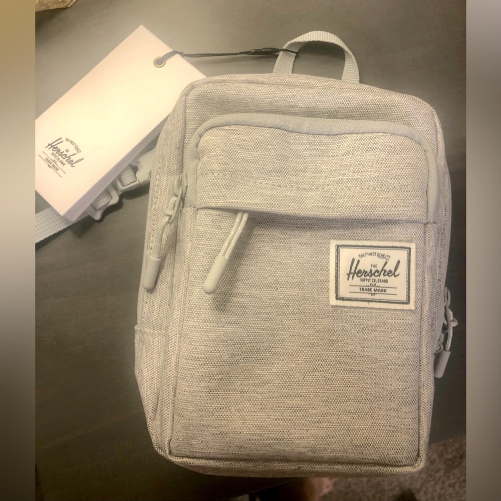 NWT Herschel large crossbody, convertible Fanny pack bag or purse Heather gray
